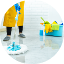 Equipos de Protección Personal de Plástico para la Seguridad en el Trabajo en Ecuador Imagen de equipos de protección personal de plástico como cascos, gafas y guantes, para garantizar la seguridad de los trabajadores en Ecuador.